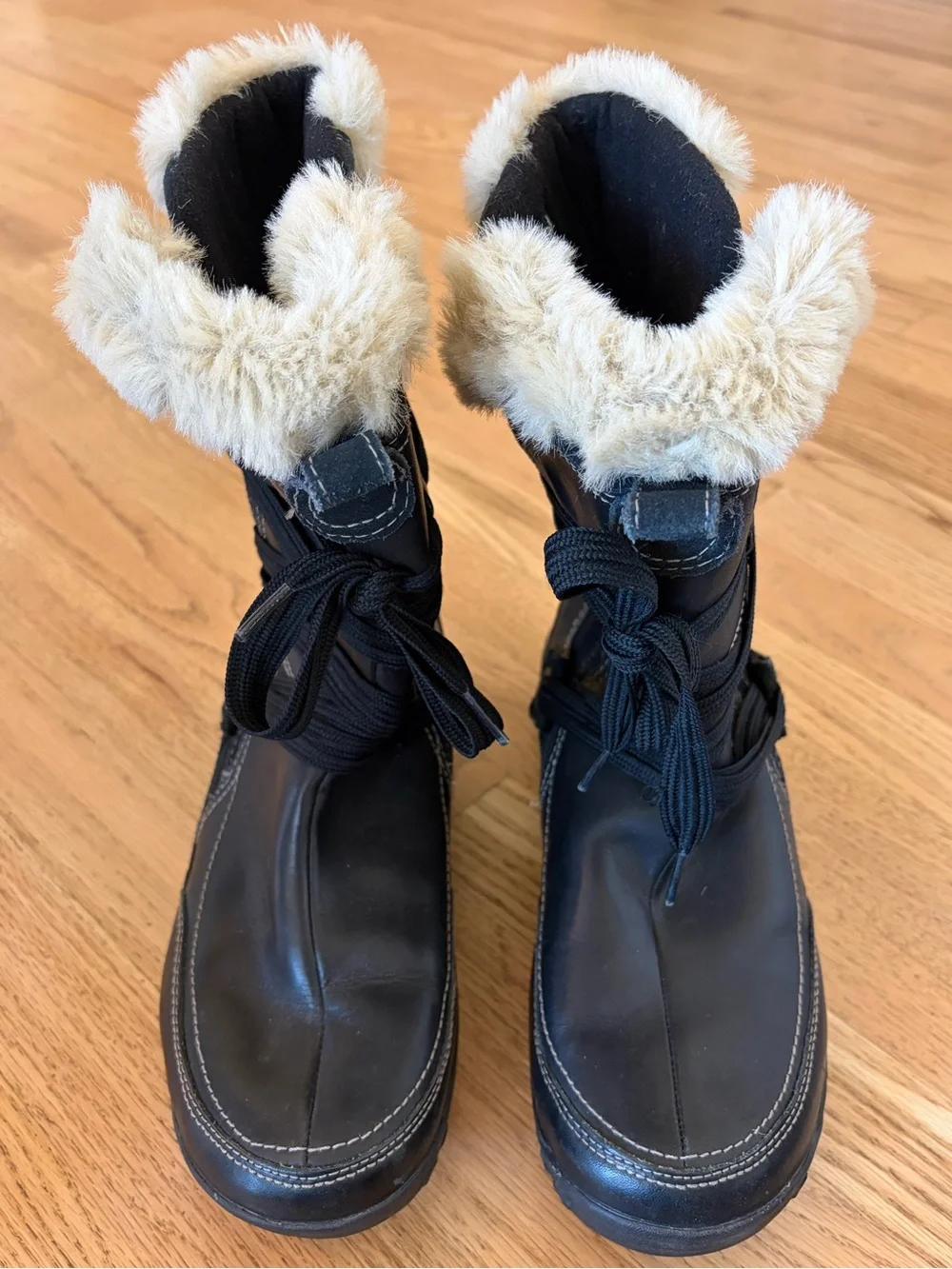 Merrell “Nikita” Black Lace-Up Boots with Cream Faux-Fur Collar. Women’s Size 11